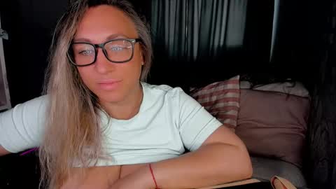 Snapshot of foxxxy__lady chatting on 10-01-25, 01:00 Kris online show from 10-01-25, 01:00