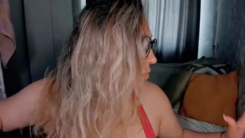 Snapshot of foxxxy__lady chatting on 10-25-25, 04:31 Kris online show from 10-25-25, 04:31