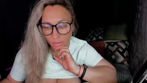 Snapshot of foxxxy__lady chatting on 11-08-25, 01:39 Kris online show from 11-08-25, 01:39