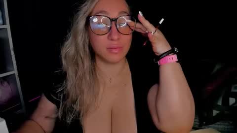 Snapshot of foxxxy__lady chatting on 11-12-25, 01:17 Kris online show from 11-12-25, 01:17