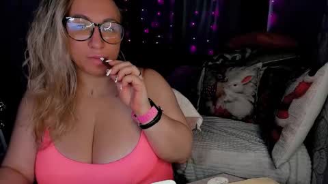 Snapshot of foxxxy__lady chatting on 12-05-25, 03:15 Kris online show from 12-05-25, 03:15