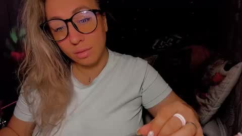 Snapshot of foxxxy__lady chatting on 12-18-25, 02:06 Kris online show from 12-18-25, 02:06