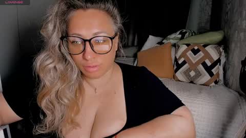 Snapshot of foxxxy__lady chatting on 06-07-26, 01:54 Kris online show from 06-07-26, 01:54