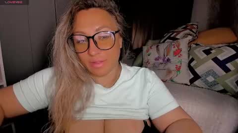 Snapshot of foxxxy__lady chatting on 06-25-26, 06:29 Kris online show from 06-25-26, 06:29