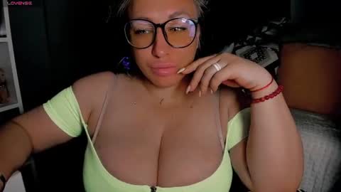 Snapshot of foxxxy__lady chatting on 06-29-26, 02:29 Kris online show from 06-29-26, 02:29