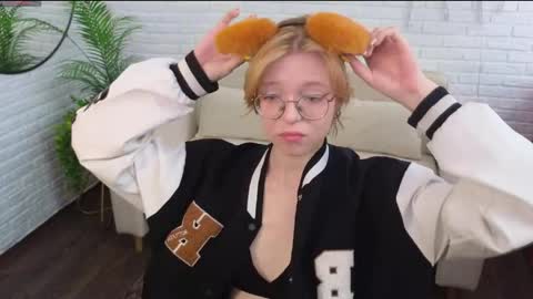 Snapshot of foxxxypolly chatting on 06-06-26, 05:45 Polly online show from 06-06-26, 05:45