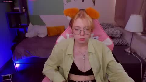 Snapshot of foxxxypolly chatting on 06-20-26, 05:54 Polly online show from 06-20-26, 05:54