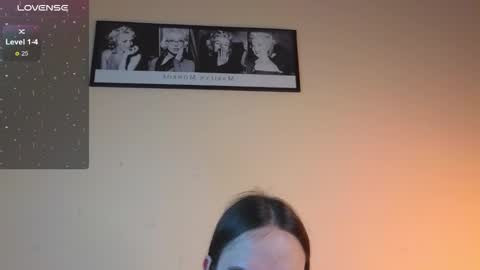 Snapshot of foxxy_girl_ chatting on 10-06-25, 04:43 andice online show from 10-06-25, 04:43