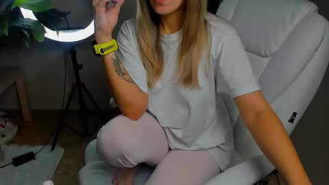 Foxy online show from 10-22-25, 11:26