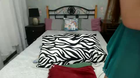 Snapshot of foxyhershey chatting on 12-20-24, 09:06 foxyhershey online show from 12-20-24, 09:06