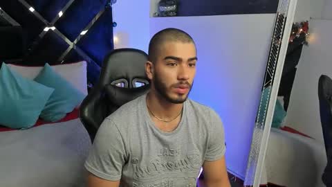 Snapshot of francobanderas1 chatting on 12-17-25, 12:44 FRANCO online show from 12-17-25, 12:44