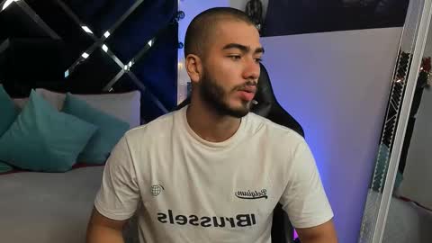 Snapshot of francobanderas1 chatting on 12-18-25, 12:44 FRANCO online show from 12-18-25, 12:44