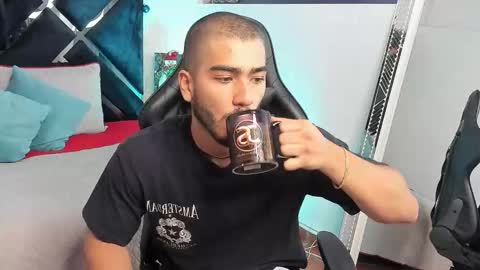 Snapshot of francobanderas1 chatting on 12-19-25, 05:20 FRANCO online show from 12-19-25, 05:20