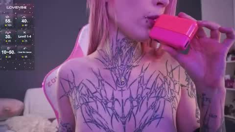 Snapshot of fraulein_mooon chatting on 04-30-26, 08:57 Asya UwU online show from 04-30-26, 08:57
