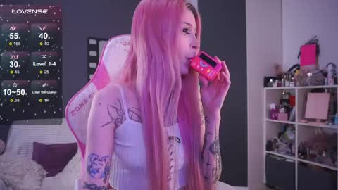 Snapshot of fraulein_mooon chatting on 05-02-26, 07:08 Asya UwU online show from 05-02-26, 07:08