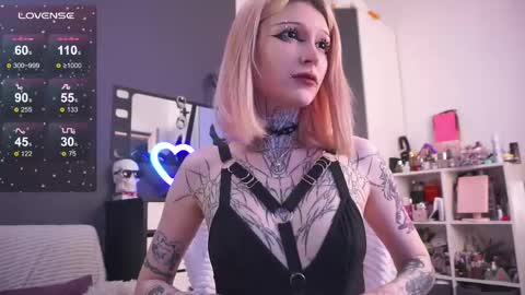 Snapshot of fraulein_mooon chatting on 05-28-26, 09:12 Asya UwU online show from 05-28-26, 09:12