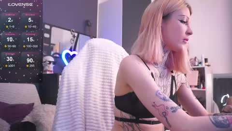 Snapshot of fraulein_mooon chatting on 05-30-26, 09:34 Asya UwU online show from 05-30-26, 09:34