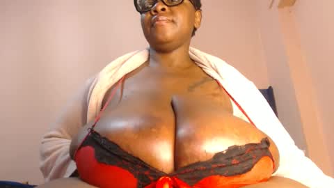 Snapshot of freakyboobsxx chatting on 06-25-26, 12:42 Kimmy online show from 06-25-26, 12:42