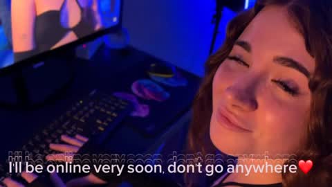 Snapshot of freckle_diyana chatting on 01-26-25, 03:27 Diyana online show from 01-26-25, 03:27