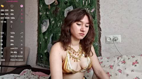 Mia online show from 04-04-26, 07:39