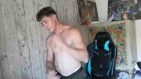 Snapshot of frenchhornybibs chatting on 06-25-26, 11:26 French Horny Bibs online show from 06-25-26, 11:26