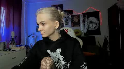 Snapshot of frida_fortune chatting on 09-24-25, 11:57 Frida A boost to fortune for the one who gives a thumbs up and a bonus lucky for those who support me by joining the fanclub online show from 09-24-25, 11:57