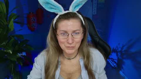 Snapshot of fridatander chatting on 12-30-24, 09:05 Frida Tander online show from 12-30-24, 09:05