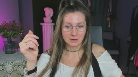 Snapshot of fridatander chatting on 01-08-25, 12:15 Frida Tander online show from 01-08-25, 12:15