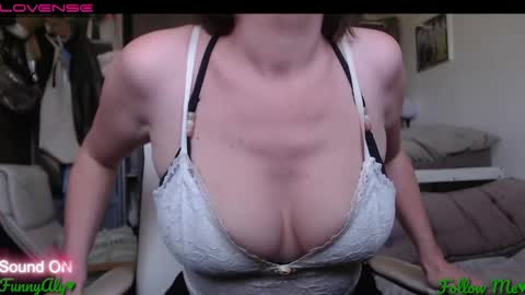 Snapshot of funnyaly chatting on 05-28-26, 10:23 funnyaly online show from 05-28-26, 10:23