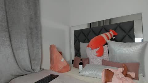   Instagram soygabi g   online show from 03-11-25, 04:54