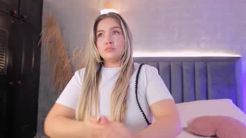 Snapshot of gaiabaker chatting on 03-09-26, 12:09 Gaia Baker online show from 03-09-26, 12:09