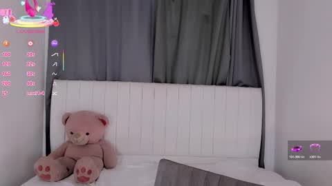 Snapshot of gatitavenecis1 chatting on 11-18-25, 06:45 Vnecis Marn online show from 11-18-25, 06:45