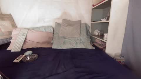 Snapshot of gayrobbin chatting on 10-04-25, 12:03 gayrobbin online show from 10-04-25, 12:03