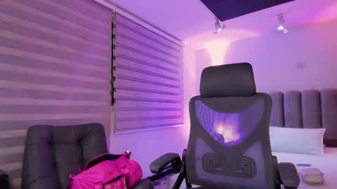 Snapshot of gemarodriguez_ chatting on 11-29-25, 06:16 Gemma online show from 11-29-25, 06:16