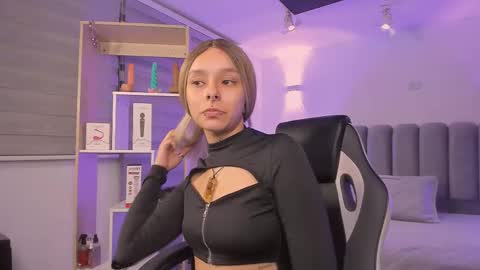 Snapshot of gemarodriguez_ chatting on 12-15-25, 05:01 Gemma online show from 12-15-25, 05:01