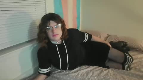 Snapshot of genesis820 chatting on 11-10-25, 01:59 Rachelle online show from 11-10-25, 01:59