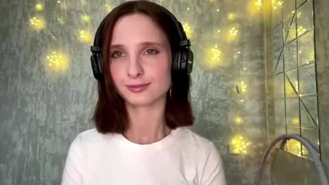 Snapshot of genieflug chatting on 04-12-26, 11:15 Riana online show from 04-12-26, 11:15
