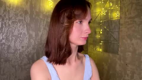Snapshot of genieflug chatting on 05-03-26, 01:28 Riana online show from 05-03-26, 01:28