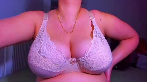 Snapshot of genifersweet chatting on 12-24-24, 06:11 genifersweet online show from 12-24-24, 06:11