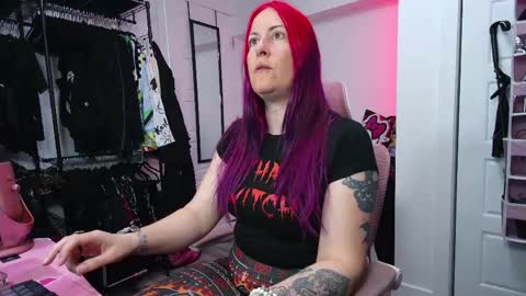 Snapshot of gennyrock chatting on 04-25-26, 01:41 Genny Rock and online show from 04-25-26, 01:41