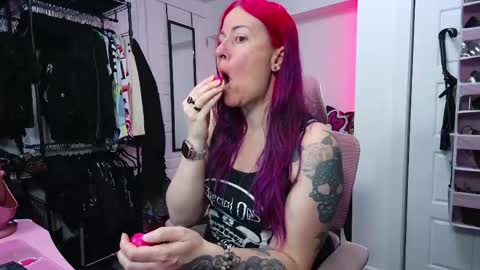Snapshot of gennyrock chatting on 05-05-26, 04:15 Genny Rock and online show from 05-05-26, 04:15