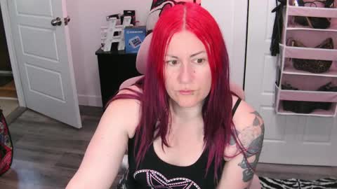 Snapshot of gennyrock chatting on 05-17-26, 04:58 Genny Rock and online show from 05-17-26, 04:58