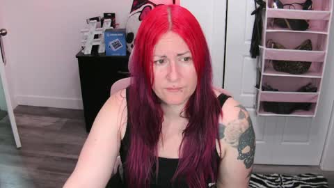 Snapshot of gennyrock chatting on 05-25-26, 04:13 Genny Rock and online show from 05-25-26, 04:13