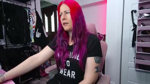 Snapshot of gennyrock chatting on 05-28-26, 02:47 Genny Rock and online show from 05-28-26, 02:47