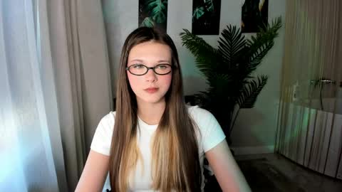 Snapshot of gentltease chatting on 05-18-26, 12:33 Alice online show from 05-18-26, 12:33