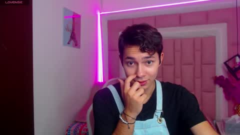 Snapshot of georgesmith_1 chatting on 12-09-24, 04:12 GEORGE online show from 12-09-24, 04:12