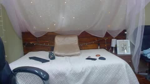 Snapshot of georgesmith_1 chatting on 02-05-25, 03:23 GEORGE online show from 02-05-25, 03:23