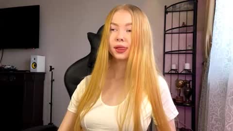 Amelia online show from 11-21-25, 06:23