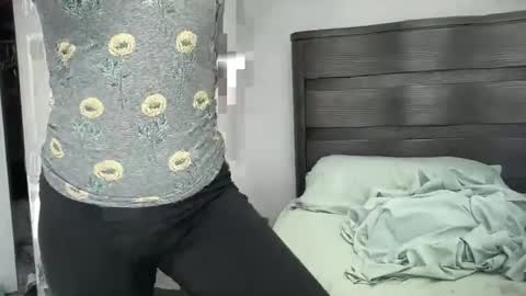 Snapshot of gia_is_horny chatting on 02-25-25, 09:46 The Queen of Squirt online show from 02-25-25, 09:46