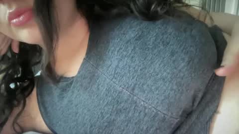 Snapshot of gia_is_horny chatting on 03-11-25, 09:48 The Queen of Squirt online show from 03-11-25, 09:48